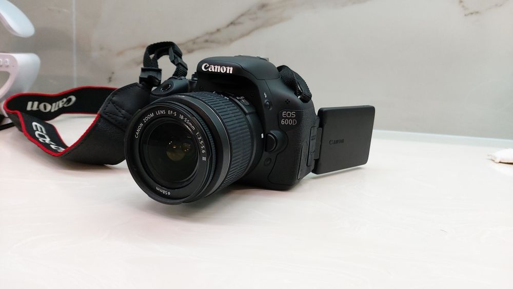 Canon EOS 600D + объектив 18-55 мм / б/у / исправный / с комплектом
