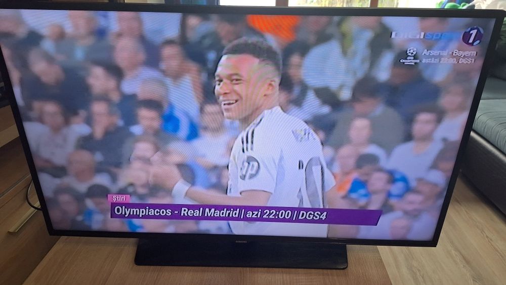 Vand televizor Samsung 40 inch (102 cm), model UE40H6203A