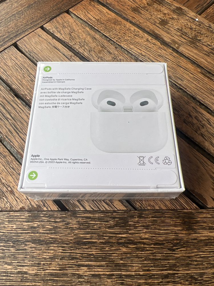 Безжични слушалки Apple - AirPods 3 MagSafe Case