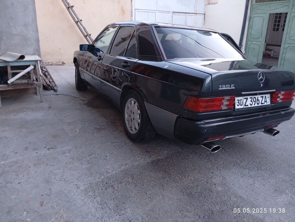 Автомобиль мерседес Е190