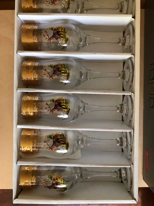 Много наборов посуды