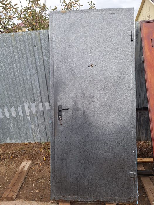 Продам входную железную дверь