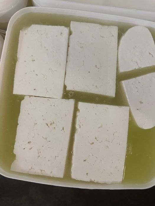 Brânză de vacă la găleți de 8 kilograme