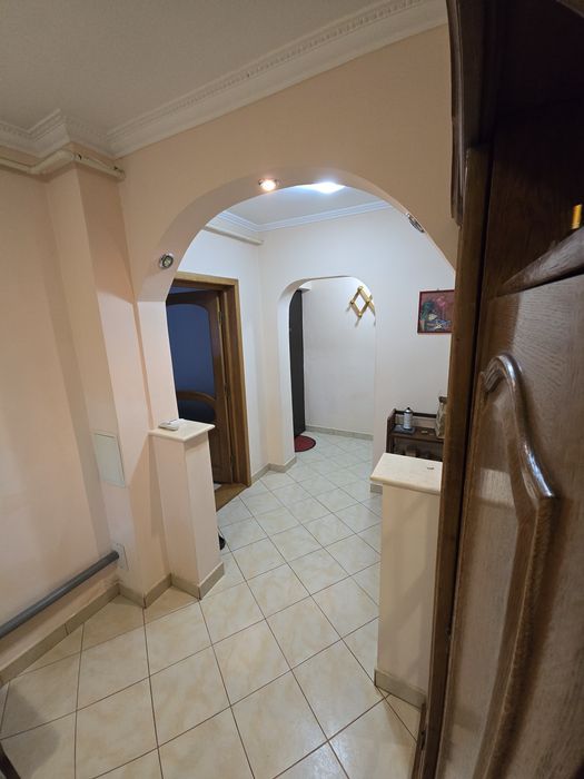Închiriez apartament 2 camere.