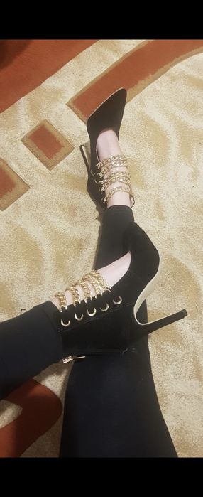 Pantofi eleganti cu toc si lanțuri aurii