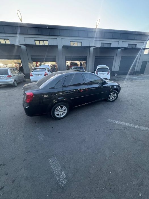 Lasetti 2011yil 3pazitsa qora lyuk bor benzinda yurgan srochna sotilad