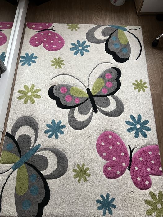 Covor camera copii cu fluturi