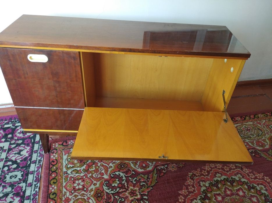 Тумбочка полированная.