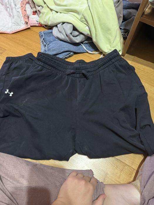 Продавам чанта със женски дрехи и обувки