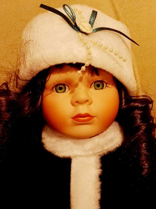 Порцеланова музикална кукла