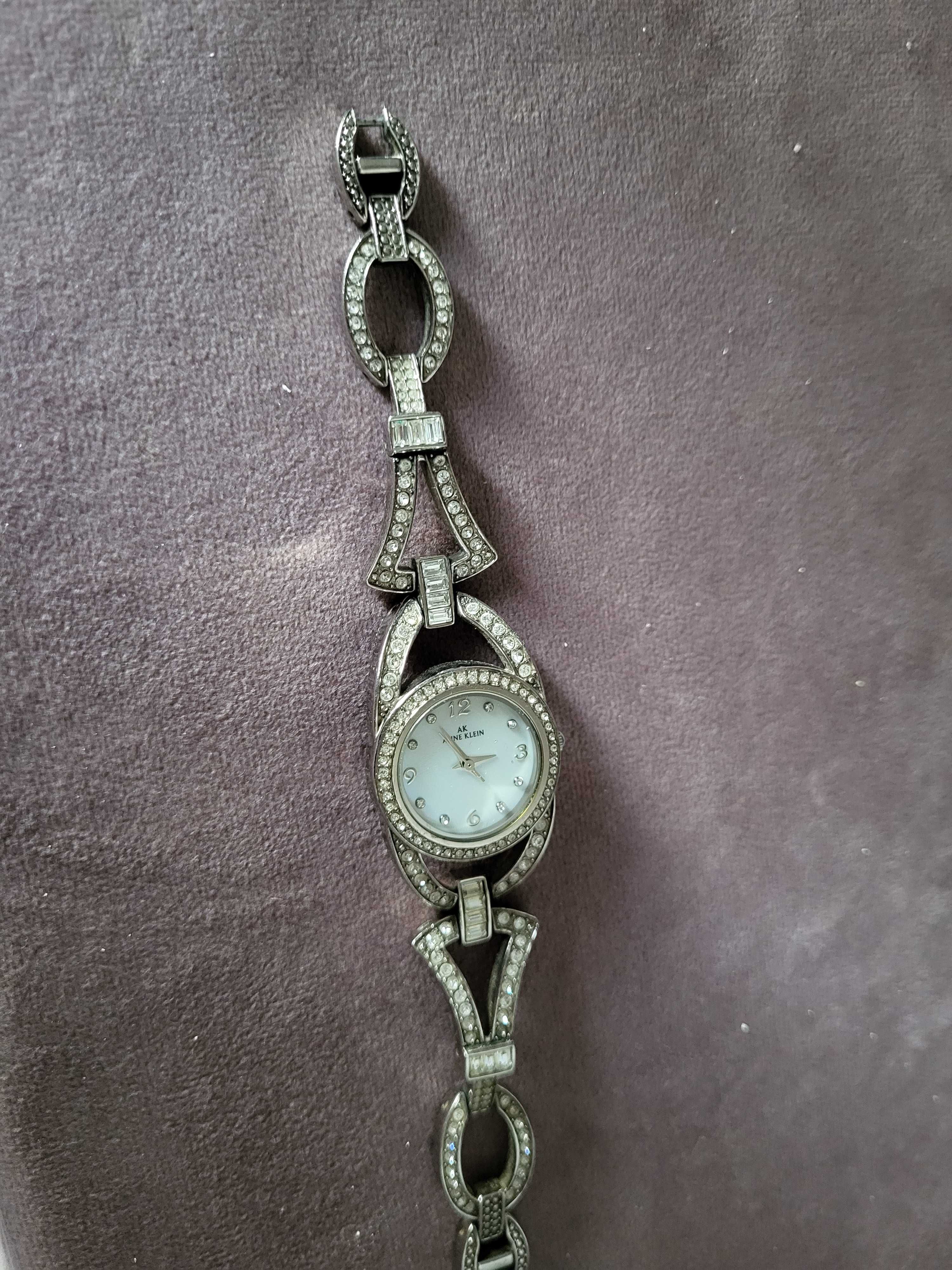 Часовник Anne Klein