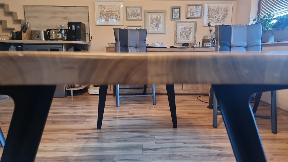 Трапеза маса от масив