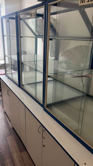 Продаются стеклянные витрины