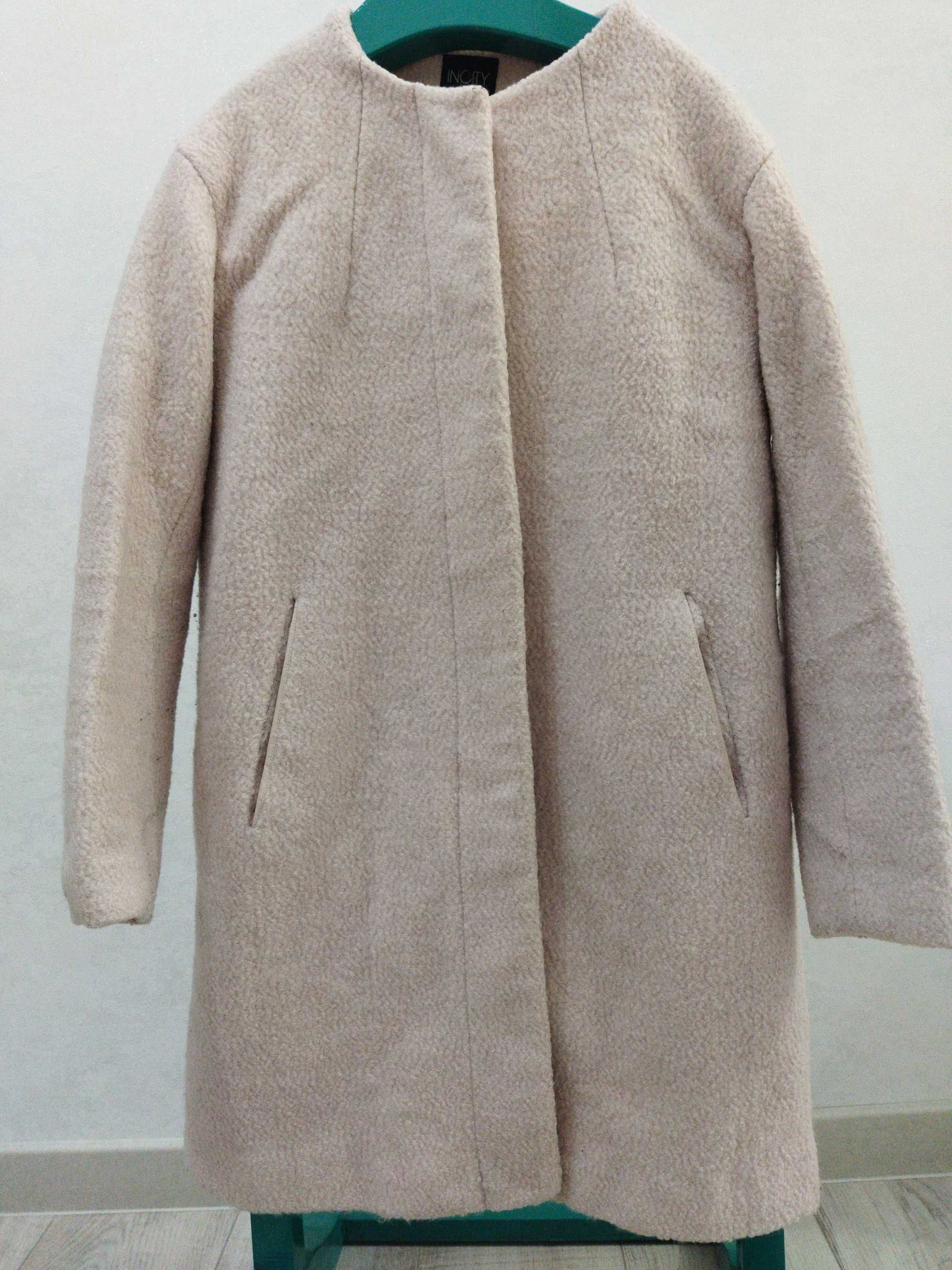 Пальто бледно-розового цвета 48 размера
