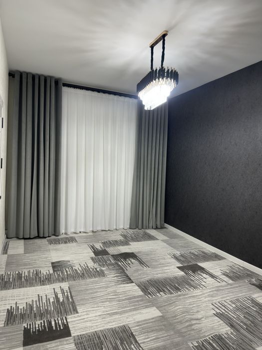 Продам 2х комнатную кварииру переделанная на 3.  Яшнаьадский район 5эт