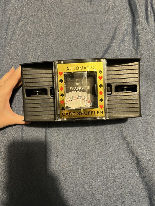 Машинка за разбъркване на карти + 2 тестета карти