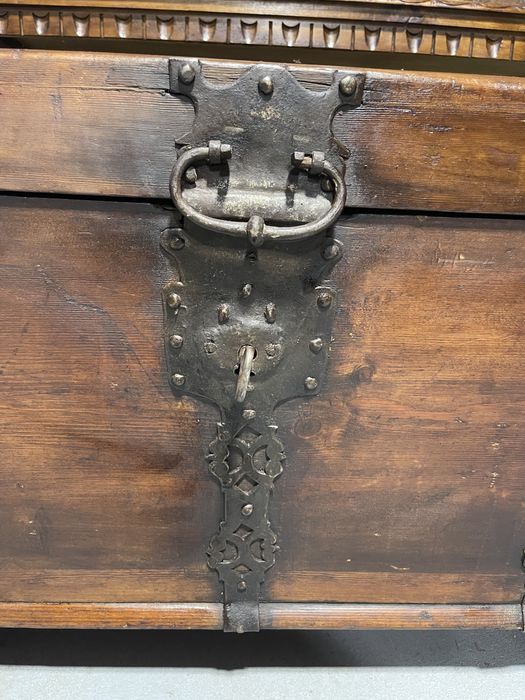 Lada de zestre din lemn masiv, stil baroc