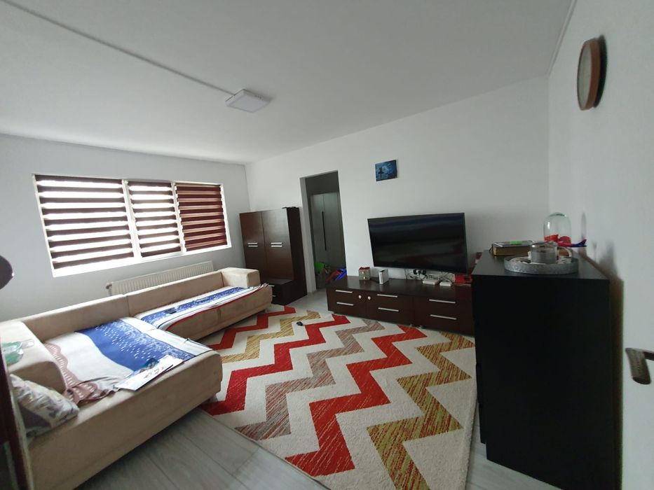 Vând apartament semidecomandat.