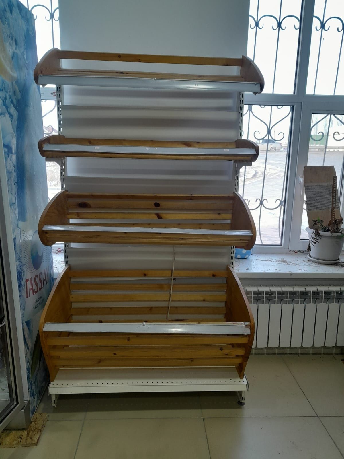 Хлебный стеллаж для магазина цена 50000 тенге,торг уместен.тел: 877821