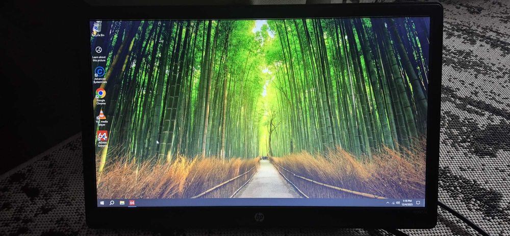 Sistem PC complet Unitate, monitor, boxe, tastatura, mouse