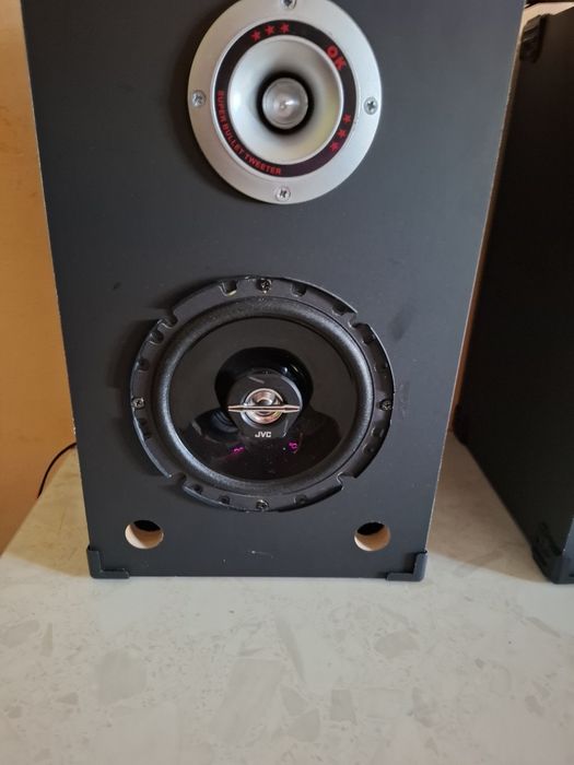 Boxe cu. Amplificator JVC 17cm, 300/30W, se vinde cum se vede în poza.