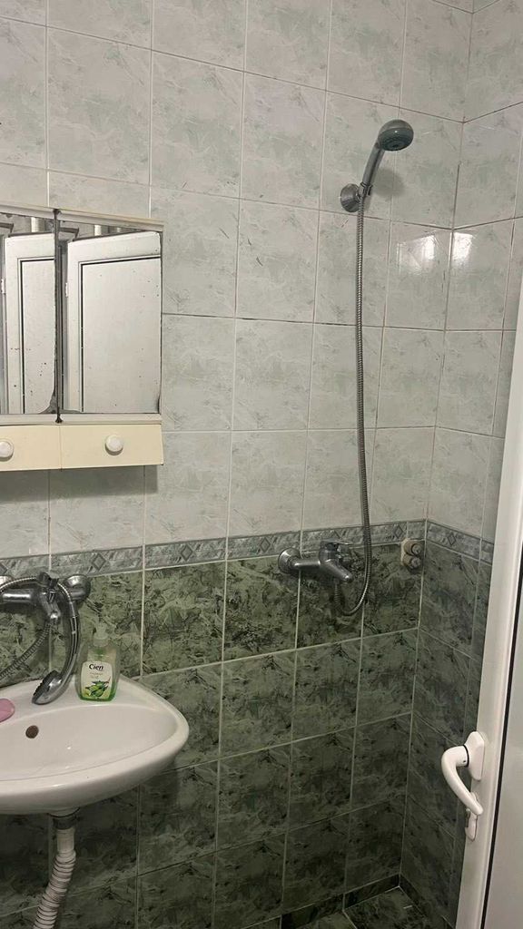 Дава се под наем Двустаен апартамент в Враца, Дъбника - 65 кв.м за 204 € - Снимка #1