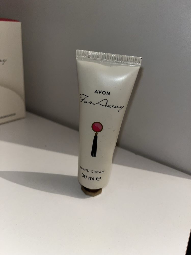 Продается, пафюмный набор Avon For Awey