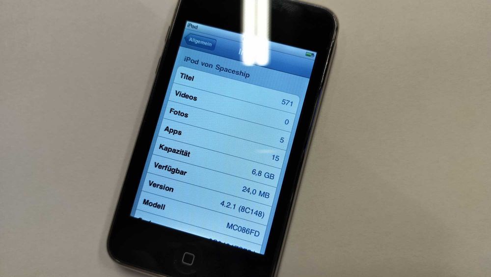 Apple Ipod Touch 3rd Gen 8GB Model MC086FD Black