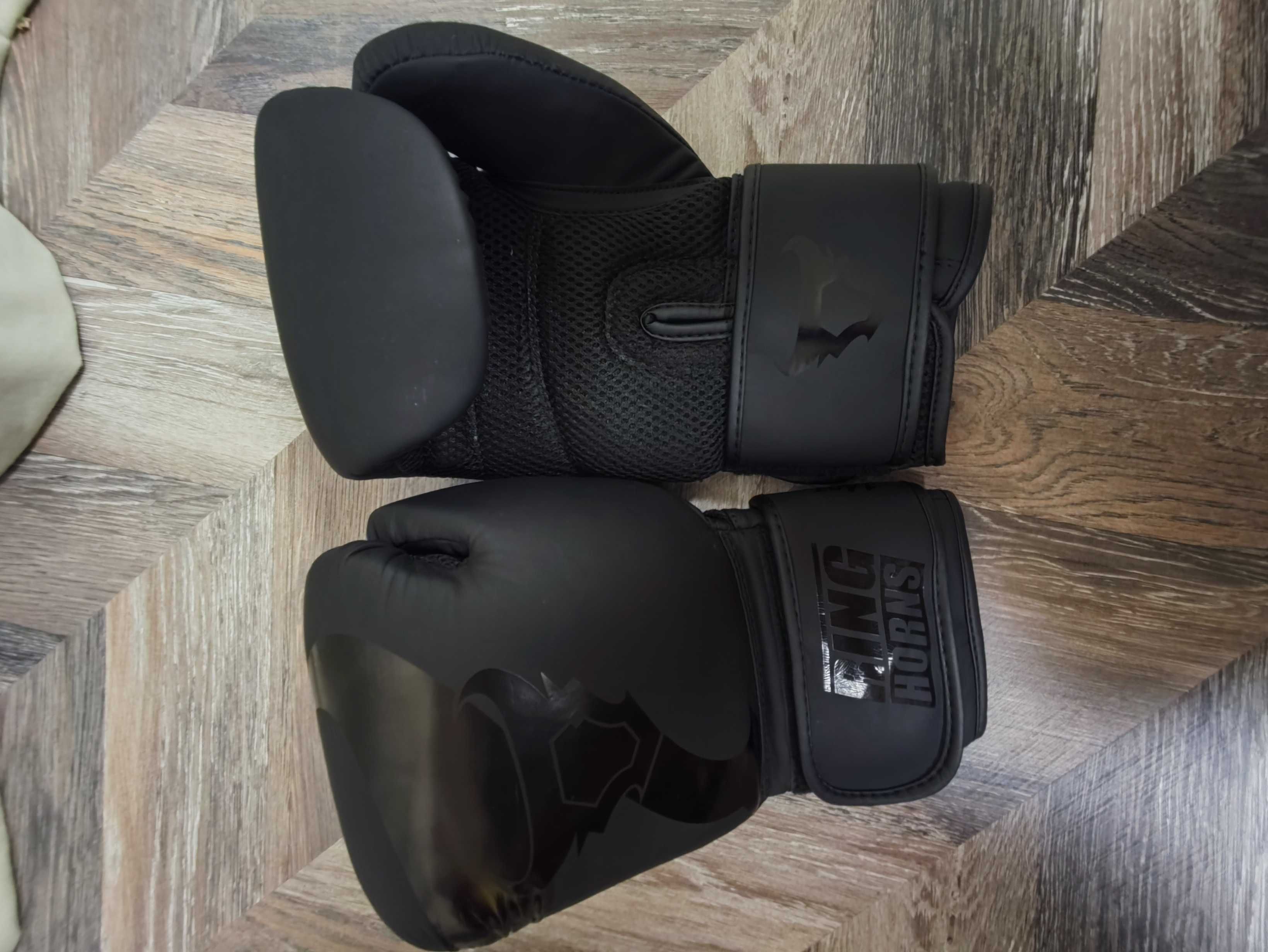 Нови боксови ръкавици Ringhorns Charger (Venum)