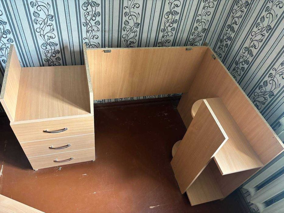 Продается компьютерный стол б\у