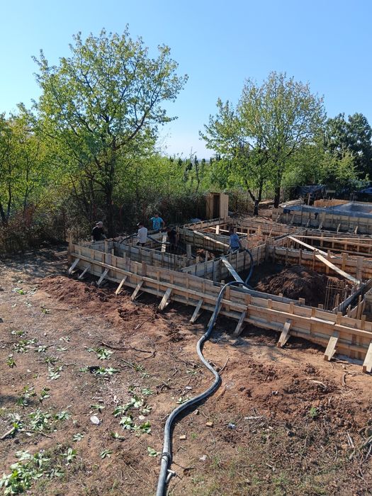 Construim case la rosu si cheie cu materiale