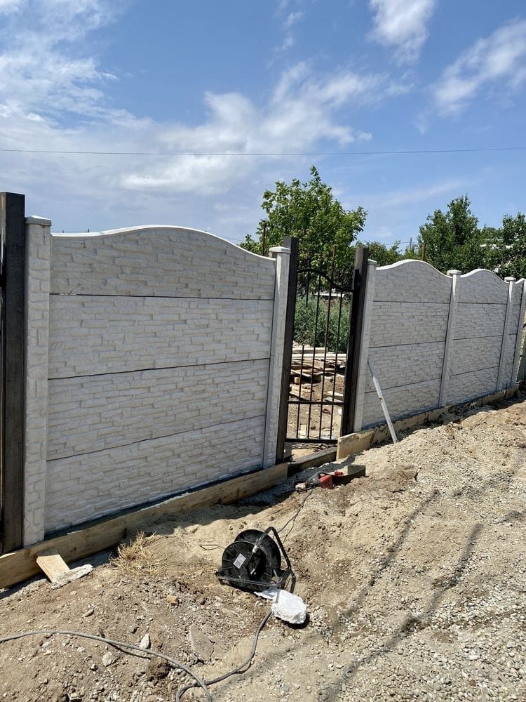 Confecționăm garduri din plăci de beton în câmpul materialul nostru