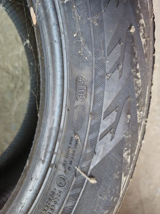 2 seturi de anvelope de iarna,unul  Hankook și unul Dunlop