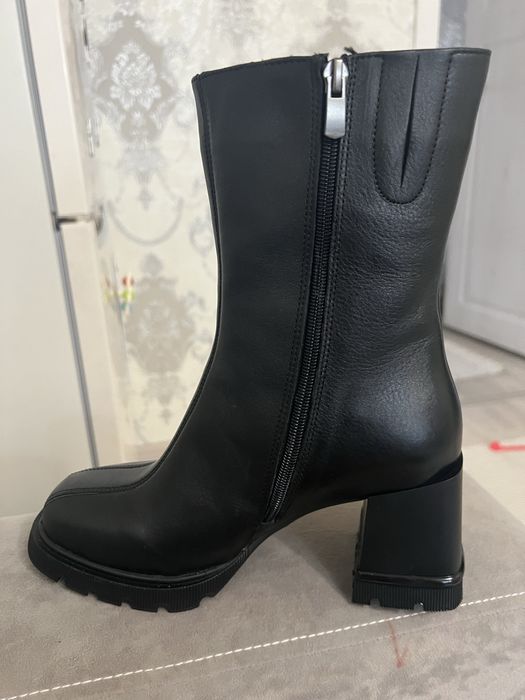 Женские сапоги, натуральная кожа. Новая. Не нашеная. Размер 37.