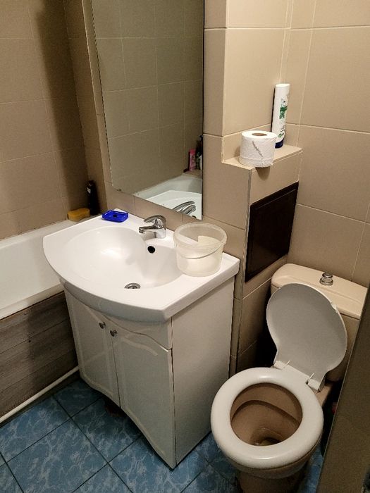 2 camere Gazda , de preferat o studenta . Zona Statia de tramvai.