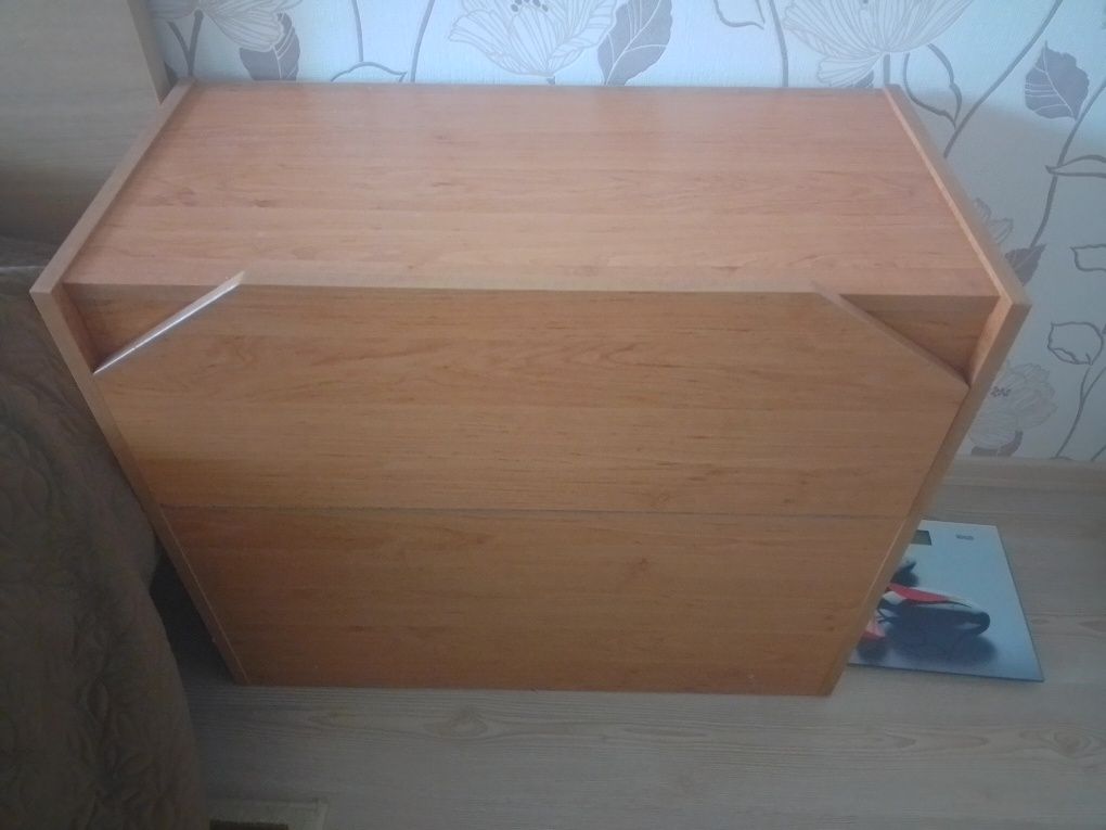 Продавам легло с матрак и ракла.