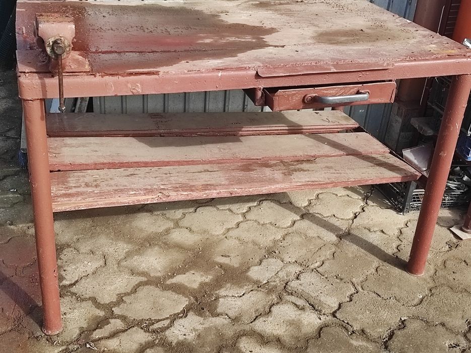 Vând banc de lucru cu sertar și menghina