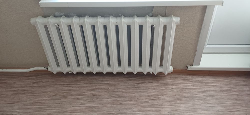 Продам батарею с креплениями