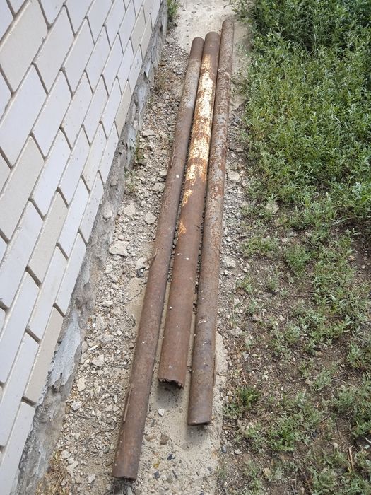 Стойка трубалар заборға