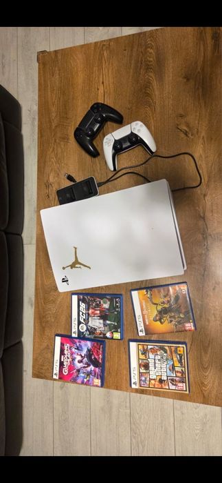 Vând play Station 5