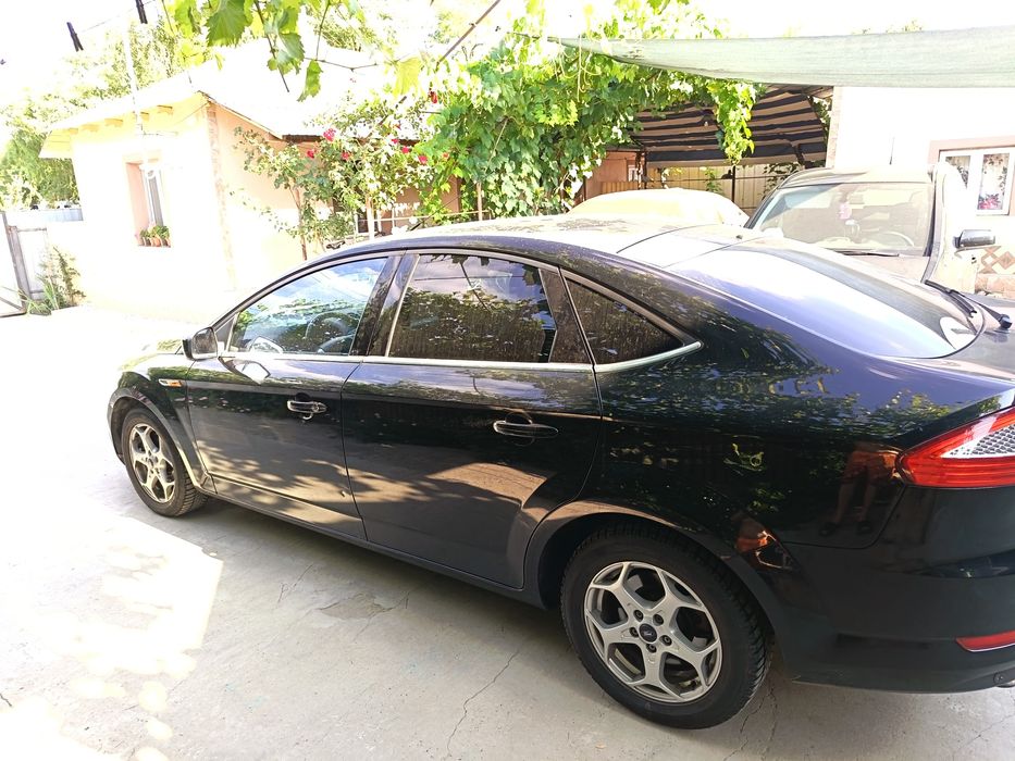 Vând Ford mondeo