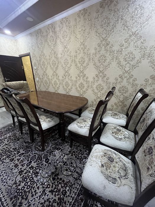 Продается гостинный стол и стулья