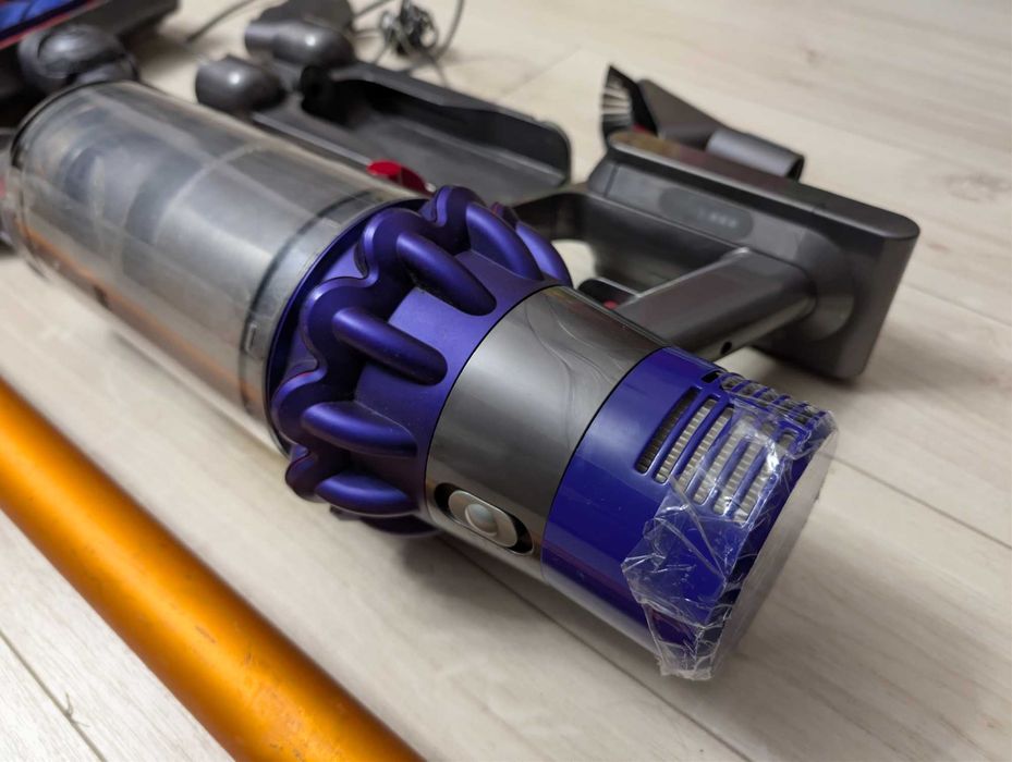 Dyson V10 aspirator si Dyson Outsize