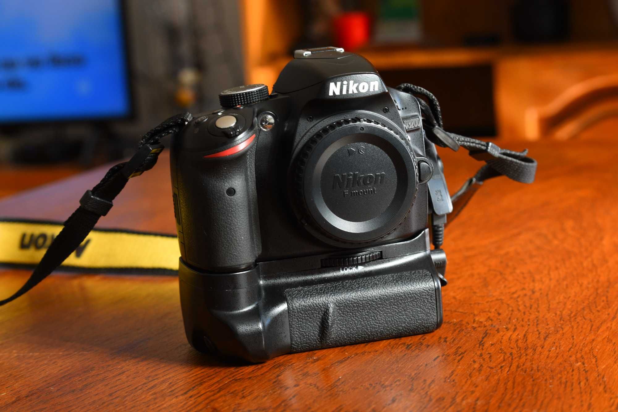 Nikon D3200 - body + grip