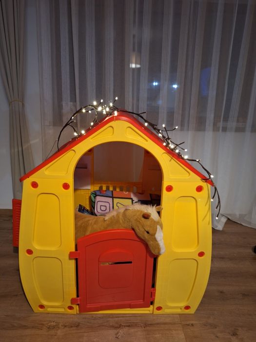 Vând căsuța copii