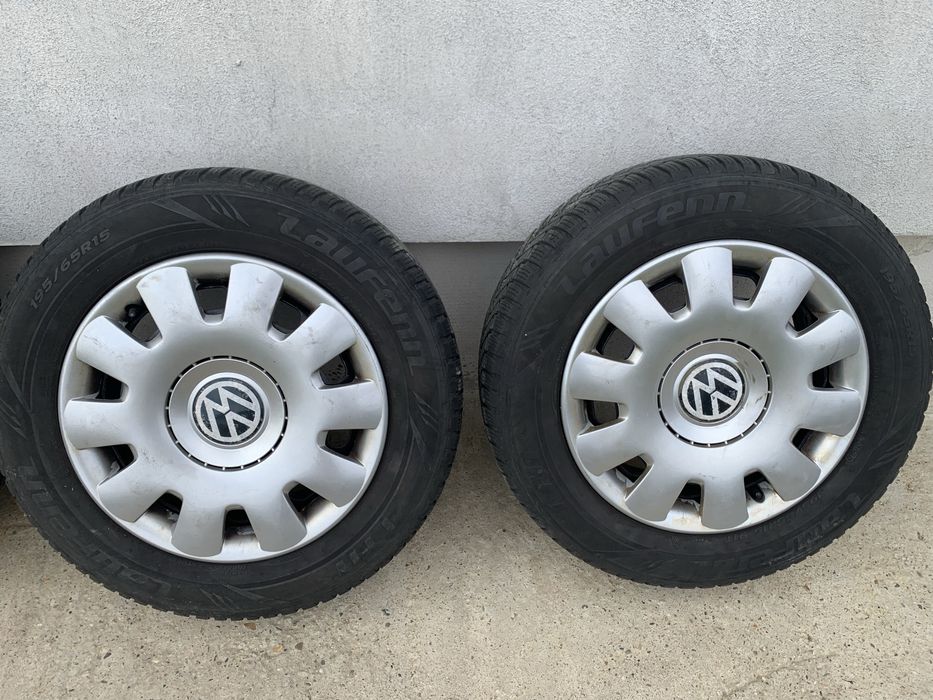 Vand cauciucuri de iarna pe 195/65/15 cu capace originale vw