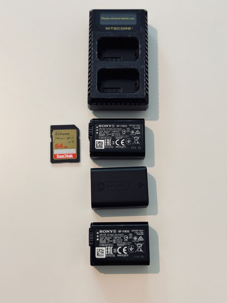Камера Sony a6400 + батерии + зарядно + карта памет