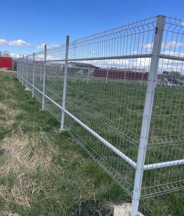 Realizăm garduri din plasă bordurata