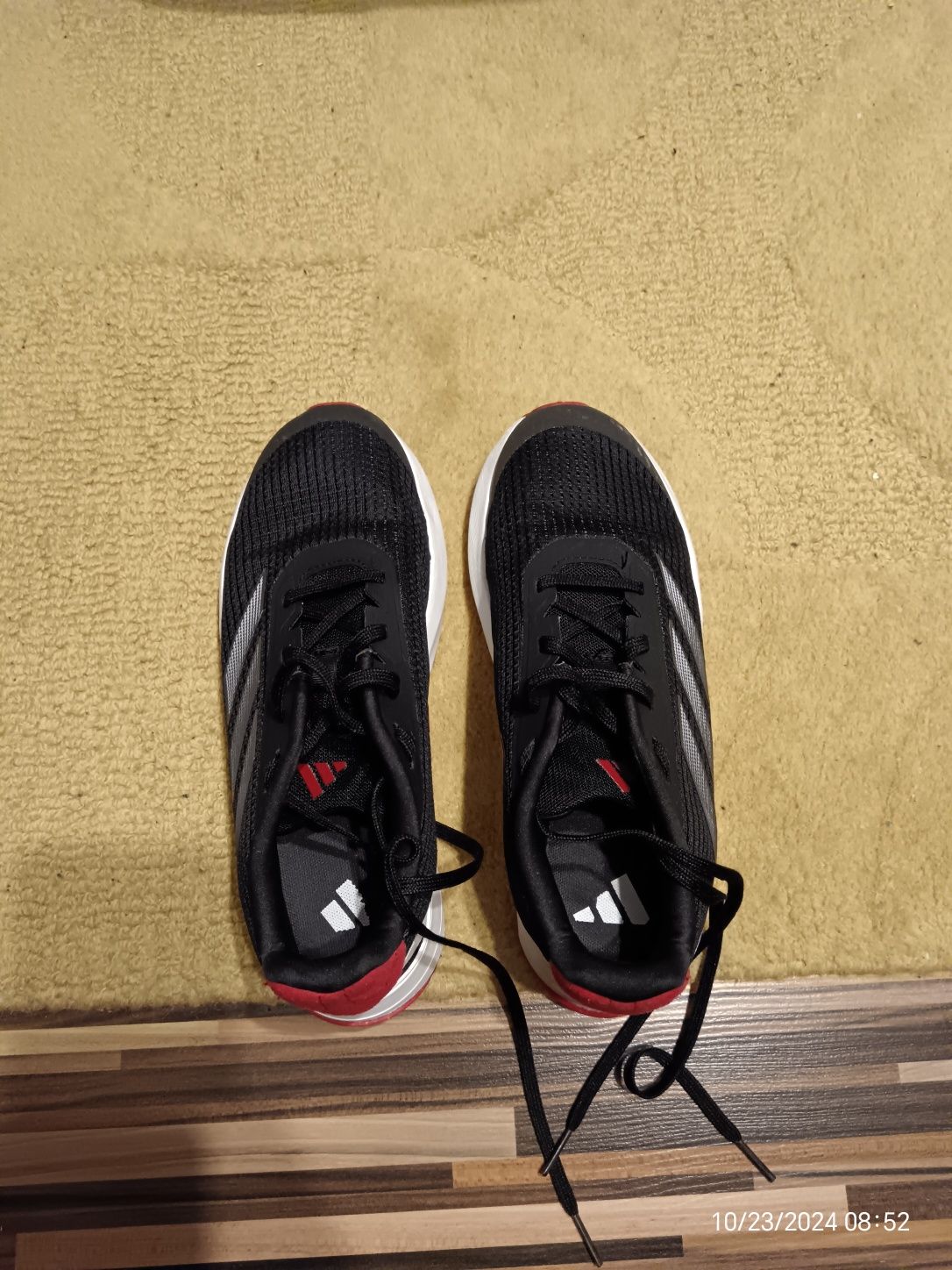 Vând o pereche de pantofi sport mărimea 38