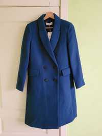Зимно дълго палто в цвят тюркоазено/петролено синьо.